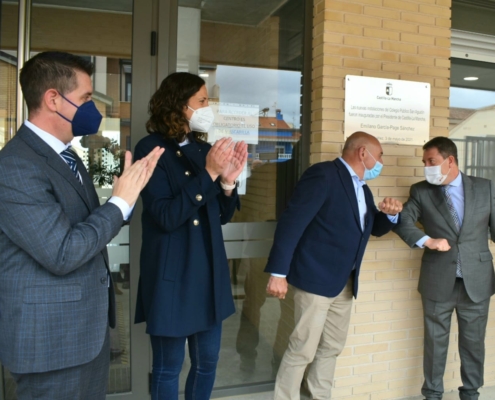 El presidente de la DIputación, Santi Cabañero, junto a la directora del CEIP San Agustín, Mª Julia Jávega; el alcalde de la localidad, Rafae ...