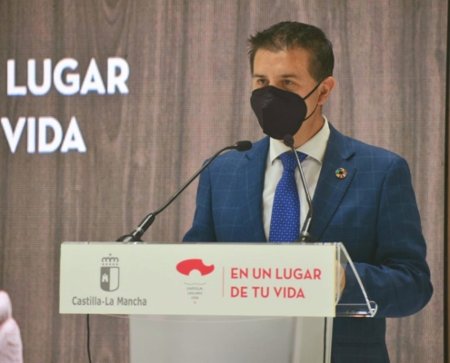 El presidente de la Diputación Provincial de Albacete, Santi Cabañero, durante la inauguración de FITUR