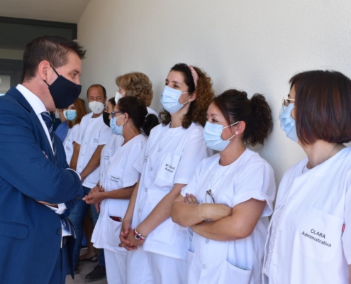 El presidente de la Diputación, Santi Cabañero, conversa con el equipo de profesionales del nuevo Centro de Atención al Párkinson y otras Enfe ...