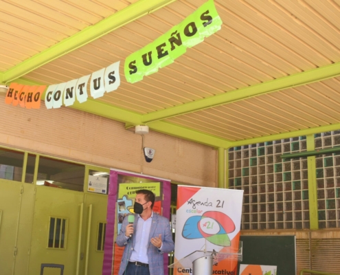 El presidente de la Diputación, Santi Cabañero, durante su discurso en la entrega al CEIP-SES ‘La Paz' del reconocimiento a su labor en el pro ...