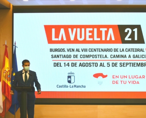 El presidente de la Diputación, Santi Cabañero, durante su intervención en el acto de presentación de 'La Vuelta'