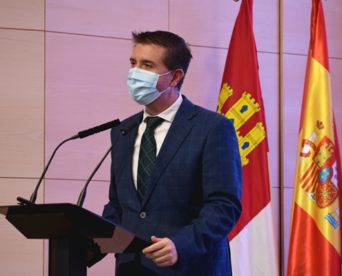 El presidente de la Diputación, Santi Cabañero, durante su intervención en el acto de presentación de La Vuelta ciclista