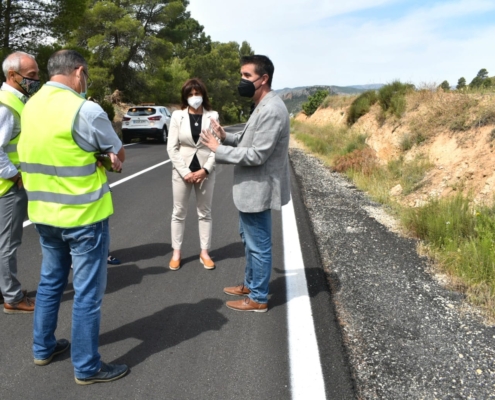 El presidente de la Diputación, Santi Cabañero, junto a la alcaldesa de Yeste, Cortes Buendía y responsables del Servicio Provincial de Carreteras