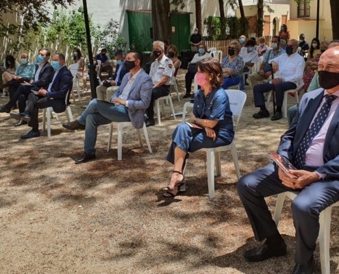 El presidente de la Diputación, Santi Cabañero, junto a la presidenta de la APAB, Loli Ríos, sentados entre el público en el acto de entrega d ...