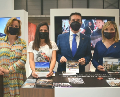 El presidente de la Diputación, Santi Cabañero, junto a la vicepresidenta, Amparo Torres, y la diputada de Turismo, Raquel Ruiz, y la secretaria ...