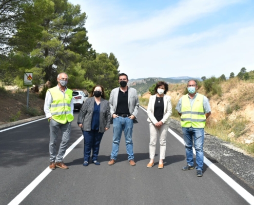 El presidente de la Diputación, Santi Cabañero, junto a representantes municipales y responsables técnicos del Servicio de Carreteras de la Dip ...