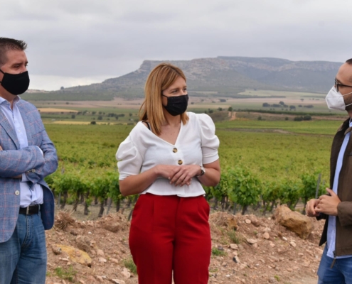 El presidente de la Diputación, Santi Cabañero, la alcaldesa de Alpera, Isabel Iniesta, y el vicepresidente de la Diputación, Fran Valera, dura ...