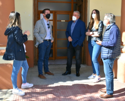 El presidente de la Diputación a su llegada a Alatoz en las puertas del Ayuntamiento junto al alcalde y a parte del Equipo de Gobierno de la loca ...