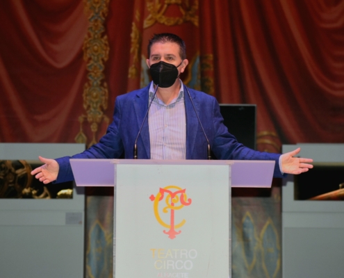 El presidente de la Diputación, Santi Cabañero, se dirige al público durante el acto de reapertura del Teatro Circo de Albacete tras sus obras  ...