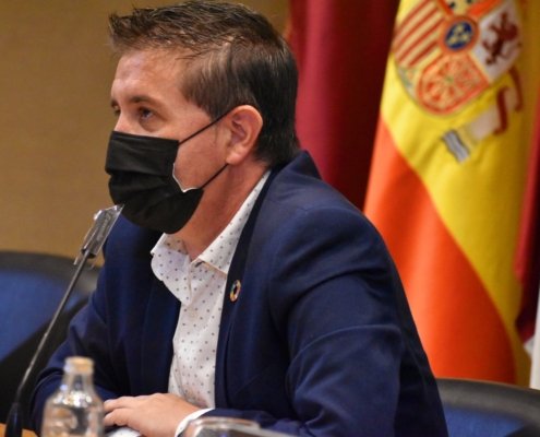 El presidente de la Diputación de Albacete interviniendo en el acto de firma del Convenio con RECAMDER para la cesión del uso de la Plataforma S ...