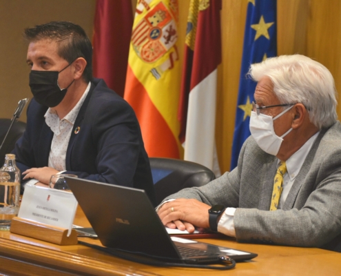 El presidente de la Diputación de Albacete junto al presidente de RECAMDER en el acto de firma de convenio entre ambas entidades para el uso de S ...