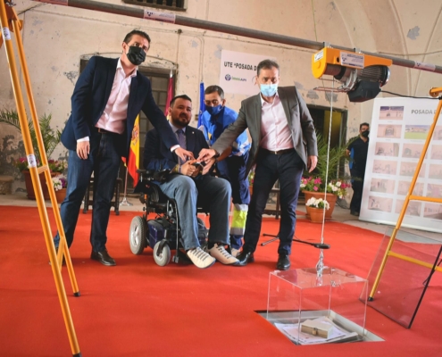 El presidente de la Diputación, Santi Cabañero, junto al alcalde de La Roda y vicepresidente provincial, Juanra Amores, y al delegado del Gobier ...