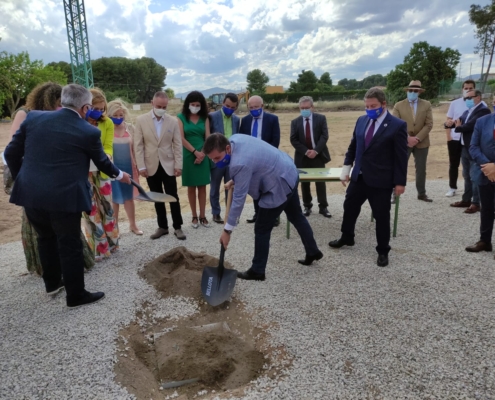 El presidente de la Diputación echa tierra con una pala sobre la urna de Primera Piedra del CEE Cruz de Mayo de Hellín