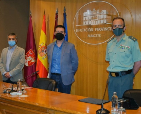 El presidente de la Diputación, Santi Cabañero, junto al subdelegado del Gobierno en Albacete, Miguel Juan Espinosa, y al Teniente Coronel Jefe  ...