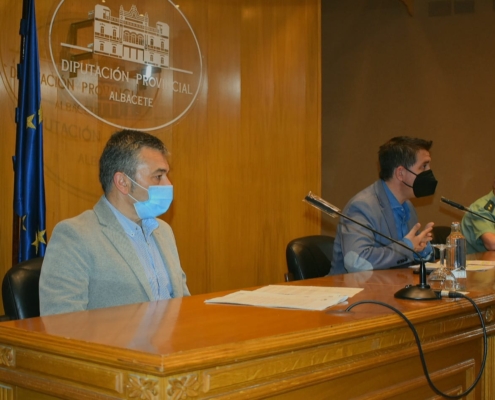 El presidente de la Diputación, Santi Cabañero, junto al subdelegado del Gobierno en Albacete, Miguel Juan Espinosa, y al Teniente Coronel Jefe  ...