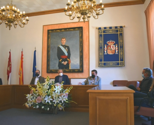 El presidente de la Diputación en el Salón de Plenos de Alatoz junto al alcalde y parte del Equipo de Gobierno de la localidad y acompañado del ...