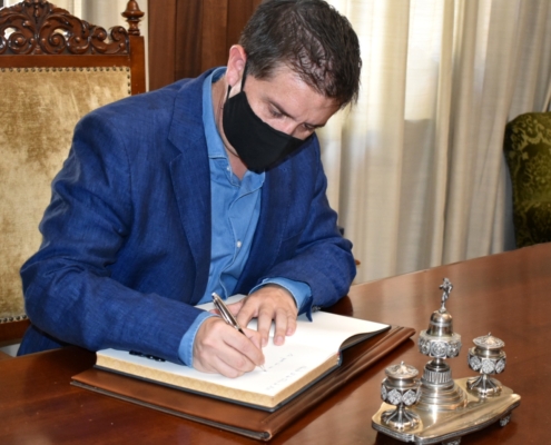 El presidente de la Diputación firma en el libro de honor del Ilustre Colegio de la Abogacía de Albacete