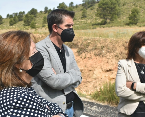 El presidente de la Diputación, junto a las ediles de Yeste valorando el resultado de los trabajos de realizados en las carreteras provinciales A ...