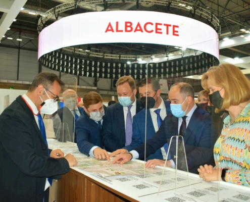 El presidente de la Diputación, junto al alcalde y al vicealcalde de Albacete, el consejero de Fomento y la secretaria de la APEHT