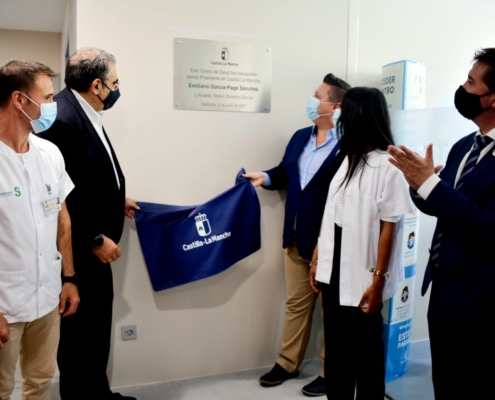 El presidente de la Diputación, junto al consejero de Sanidad, el alcalde de Balazote, y responsables sanitarios durante la inauguración del nue ...