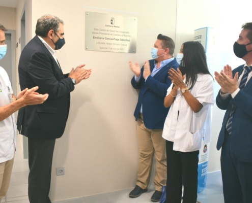 El presidente de la Diputación, junto al consejero de Sanidad, el alcalde de Balazote, y responsables sanitarios durante la inauguración del nue ...