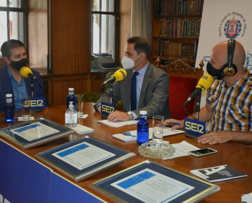 El presidente de la Diputación de Albacete junto al decano del Colegio de la Abogacía de Albacete en el programa de radio especial con motivo de ...