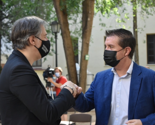 El presidente de la Diputación de Albacete saluda al director de ABYCINE antes de la presentación del V Ciclo de Cine de Verano organizado por l ...