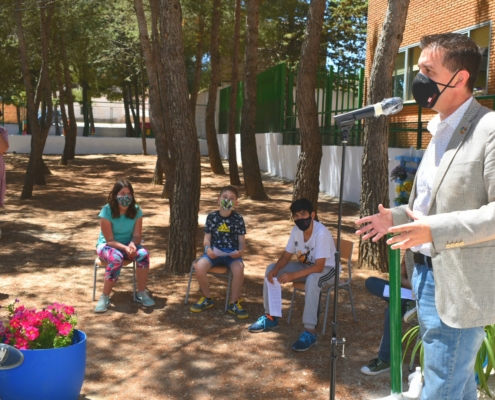 El presidente de la Diputación se dirige al alumnado en el acto de entrega del Premio Agenda 21 Escolar-Horizonte 2030 al CRA 'Pinares de La Manc ...