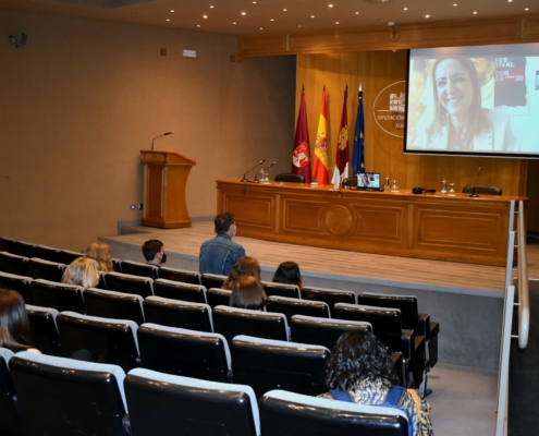 El presidente de la Diputación y jóvenes del IES Amparo Sanz durante su entrevista a la eurodiputada Cristina Maestre por videoconferencia con m ...