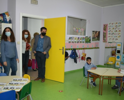 El presidente de la Diputación y la diputada de Servicios Sociales en una de las aulas de Infantil del Colegio Diocesano de Albacete