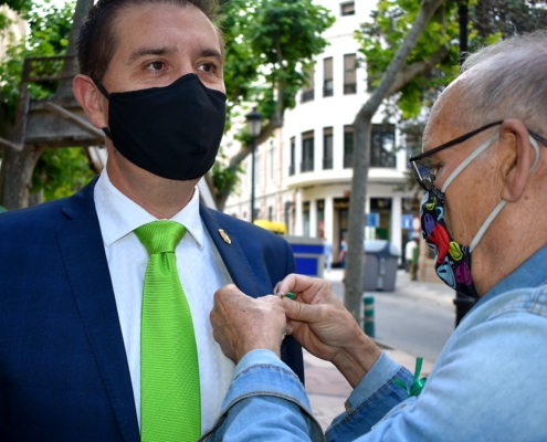 El presidente de la Diputación se pone el lazo verde que simboliza la lucha contra la ELA