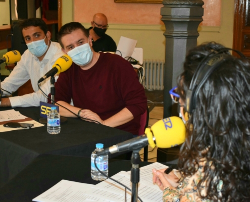 El presidente y el diputado de juventud durante la emisión del programa especial de radio con motivo del Día de Europa