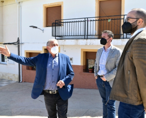 El presidente y el vicepresidente de la Diputación escuchan las explicaciones del alcalde de Alatoz en una de las zonas que el Ayuntamiento desea ...