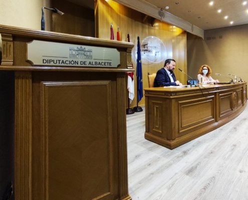 El vicepresidente, Juan Ramón Amores, y la diputada provincial de Servicios Sociales, Juani García, durante la rueda de prensa en el Salón de A ...