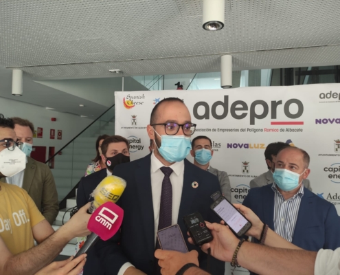 El vicepresidente de la Diputación, Fran Valera, durante la atención a medios en la Asamblea General de la Asociación de Empresarios del Políg ...