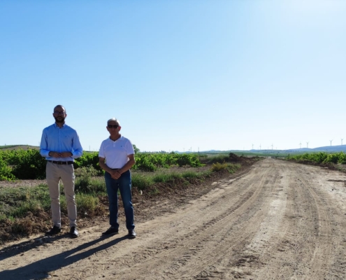 El vicepresidente de la Diputación, Fran Valera, junto al alcalde de Fuente Álamo, Félix Torralba, durante la visita a uno de los caminos arreg ...