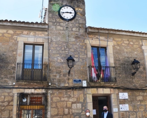 El vicepresidente de la Diputación, Francisco Valera, y el alcalde de Vianos, Francisco José Torres, a las puertas del Ayuntamiento vianesco