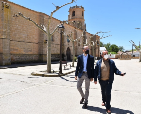 El vicepresidente de la Diputación, Francisco Valera, y el alcalde de Vianos, Francisco José Torres, caminan por las inmediaciones de la iglesia ...