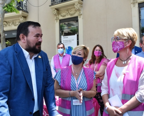 El vicepresidente de la Diputación, Juan Ramón Amores, departe con las responsables de ACEPAIN