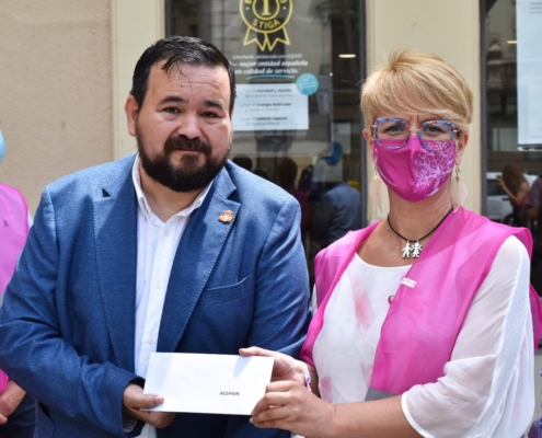 El vicepresidente de la Diputaci&oacute;n, Juan Ram&oacute;n Amores, junto a la responsable de ACEPAIN, Joaqui Alarc&oacute;n, durante la entrega del cheque donativo