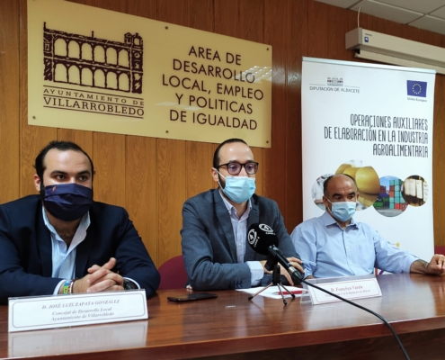 El vicepresidente de la Diputación de Albacete, junto al alcalde de Villarrobledo y al concejal de empleo de la localidad, inauguran un curso del ...