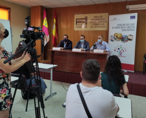 El vicepresidente de la Diputación de Albacete, junto al alcalde de Villarrobledo y al concejal de empleo de la localidad, inauguran un curso del ...