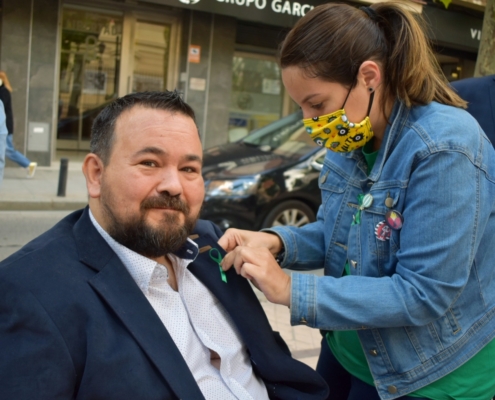 El vicepresidente se pone el lazo verde que simboliza la lucha contra la ELA