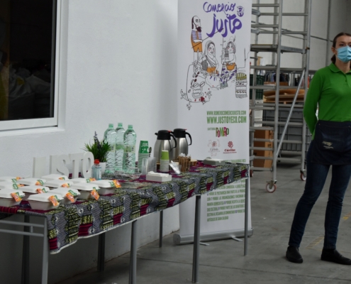 Empleada de la tienda-cafetería de Comercio Justo que la Fundación El Sembrador tiene en Albacete