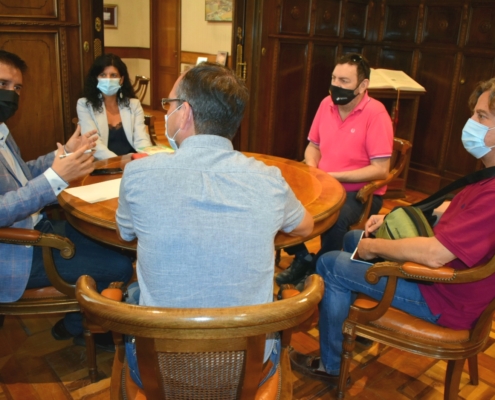 Encuentro de trabajo entre el presidente de la Diputación de Albacete y la Asociación 'La Coscoja' de Barrax junto a la alcaldesa de dicha localidad