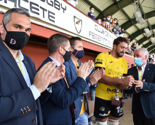 Entrega de la Copa de reconocimiento al capitán del equipo Subcampeón