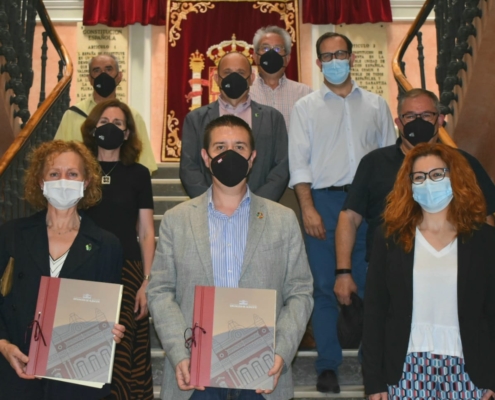 El presidente de la Diputación, Santi Cabañero, posa en la escalera del Palacio Provincial, con la carpeta del convenio, junto a la diputada Jua ...