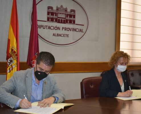 El presidente de la Diputación, Santi Cabañero, y la presidenta de Asprona, María Amelia Serna firmando el convenio de colaboración entre la i ...