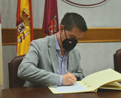 El presidente de la Diputación, Santi Cabañero, firmando el convenio de colaboración entre la institución provincial y la asociación albaceteña