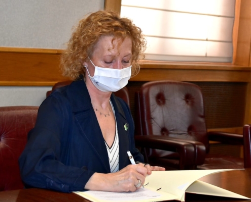 La presidenta de Asprona, María Amelia Serna firmando el convenio de colaboración entre la institución provincial y la asociación albaceteña